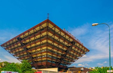 BRATISLAVA, SLOVAKIA, 28 Mayıs 2016: Slovakya Radyosu (Slovensky rozhlas) Bratislava 'da ters çevrilmiş piramit şeklinde bir bina.