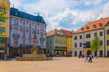 BRATISLAVA, SLOVAKIA, 28 Mayıs 2016: Slovakya başkenti bratislava 'da insanlar ana meydanda (hlavne name mestie) geziniyor