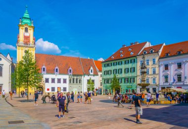 BRATISLAVA, SLOVAKIA, 28 Mayıs 2016: İnsanlar Bratislava belediye binasının önünde geziniyor (hlavne name mestie))