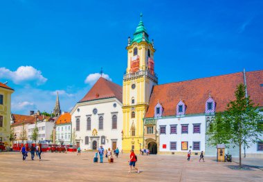 BRATISLAVA, SLOVAKIA, 28 Mayıs 2016: İnsanlar Bratislava belediye binasının önünde geziniyor (hlavne name mestie))