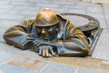 BRATISLAVA, SLOVAKIA, 28 Mayıs 2016: Cumil (Gözcü) Bratislava, Slovakya 'daki rögar kapağının altından dışarı bakan adamın heykeli.