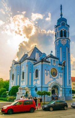 BRATISLAVA, SLOVAKIA, 28 Mayıs 2016: İnsanlar Bratislava, Slovakya 'nın simgelerinden biri olan Saint Elizabeth Macar Kilisesi önünde toplanıyorlar.