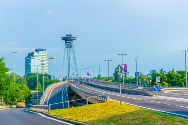 BRATISLAVA, SLOVAKIA, Mayıs 28, 2016: Bratislava, Slovakya 'daki SNP köprüsü, Danube Nehri' nin her iki yakasındaki şehir parçaları arasındaki bağlantıyı kolaylaştıran önemli bir trafik merkezidir.