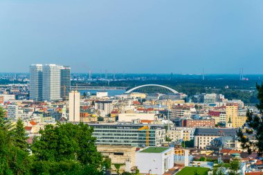 BRATISLAVA, SLOVAKIA, 28 Mayıs 2016: Slovakya başkenti Bratislava 'nın Slavin Hill' den havadan görünüşü