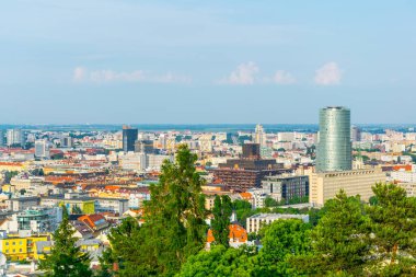 BRATISLAVA, SLOVAKIA, 28 Mayıs 2016: Bratislava 'daki Slovakya ulusal bankasının ve Slovakya radyosunun hava görüntüsü