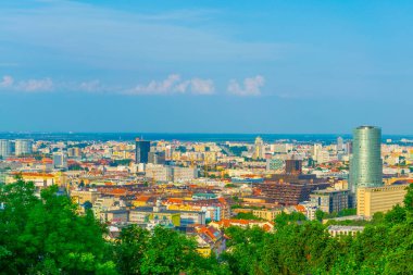 BRATISLAVA, SLOVAKIA, 28 Mayıs 2016: Bratislava 'daki Slovakya ulusal bankasının ve Slovakya radyosunun hava görüntüsü
