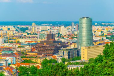 BRATISLAVA, SLOVAKIA, 28 Mayıs 2016: Bratislava 'daki Slovakya ulusal bankasının ve Slovakya radyosunun hava görüntüsü