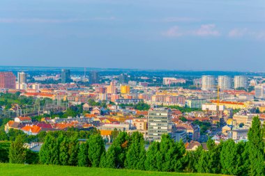BRATISLAVA, SLOVAKIA, 28 Mayıs 2016: Slovakya başkenti Bratislava 'nın Slavin Hill' den havadan görünüşü