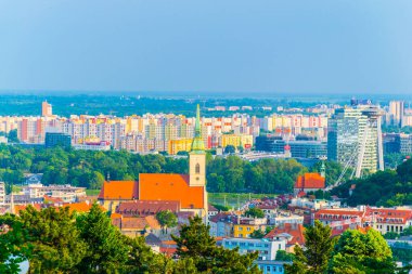 BRATISLAVA, SLOVAKIA, 28 Mayıs 2016: Bratislava, Slovakya 'daki Saint Martin Katedrali' nin havadan görünüşü, takviye ve SNP köprüsü