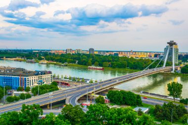 BRATISLAVA, SLOVAKIA, 28 Mayıs 2016: Bratislava, Slovakya 'daki SNP köprüsünün hava görüntüsü