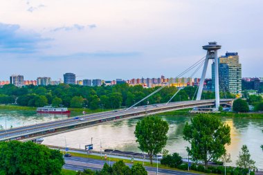 BRATISLAVA, SLOVAKIA, 28 Mayıs 2016: Bratislava, Slovakya 'daki SNP köprüsünün hava görüntüsü