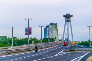 BRATISLAVA, SLOVAKIA, Mayıs 28, 2016: Bratislava, Slovakya 'daki SNP köprüsü, Danube Nehri' nin her iki yakasındaki şehir parçaları arasındaki bağlantıyı kolaylaştıran önemli bir trafik merkezidir.