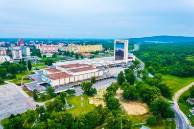 BRATISLAVA, SLOVAKIA, 28 Mayıs 2016: Slovakya 'nın Bratislava' nın petrzalka ilçesinin hava manzarası gün batımında incheba fuarına hakim