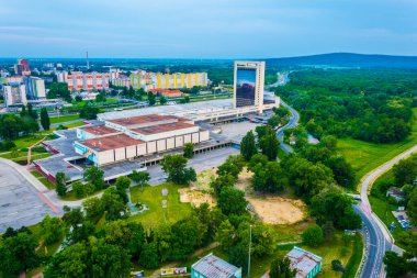 BRATISLAVA, SLOVAKIA, 28 Mayıs 2016: Slovakya 'nın Bratislava' nın petrzalka ilçesinin hava manzarası gün batımında incheba fuarına hakim