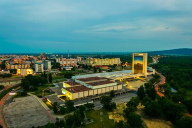BRATISLAVA, SLOVAKIA, 28 Mayıs 2016: Slovakya 'nın Bratislava' nın petrzalka ilçesinin hava manzarası gün batımında incheba fuarına hakim