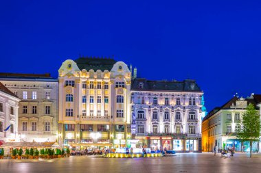 BRATISLAVA, SLOVAKIA, 28 Mayıs 2016: Slovakya 'nın başkenti Bratislava' nın aydınlık hlavne adlarının (ana meydan) gece görüşü