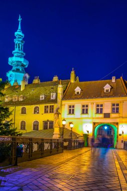 BRATISLAVA, SLOVAKIA, 28 Mayıs 2016: Bratislava 'nın tarihi merkezindeki Michalska kulesinin gece görüşü Slovakya' daki Michalska caddesinin sonundan alındı