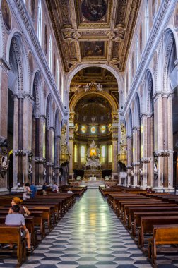 NAPLES, ITALY - 22 Haziran 2014: Napoli katedrali Duomo 'nun iç kısımları ve detayları, 14. yüzyılda Aziz Januarius, Camapnia için inşa edilmiştir.,