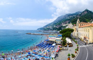 AMALFI, İtalya - 28 Haziran 2014: İnsanlar İtalya 'nın Amalfi kentinin pitoresk yaz manzarasının tadını çıkarıyorlar. Amalfi UNESCO Dünya Mirası Alanlarına dahil edildi.