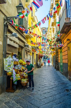 SORRENTO, ITALY, HAZİRAN 2014: İnsanlar İtalyan şehrinin sokaklarında güneşli bir günün tadını çıkarıyorlar.