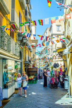 SORRENTO, ITALY, HAZİRAN 2014: İnsanlar İtalyan şehrinin sokaklarında güneşli bir günün tadını çıkarıyorlar.