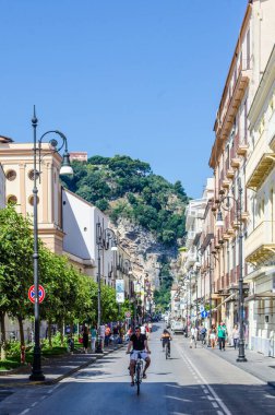 SORRENTO, ITALY, HAZİRAN 2014: İnsanlar İtalyan şehrinin sokaklarında güneşli bir günün tadını çıkarıyorlar.