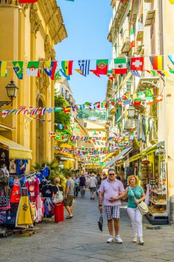 SORRENTO, ITALY, HAZİRAN 2014: İnsanlar İtalyan şehrinin sokaklarında güneşli bir günün tadını çıkarıyorlar.