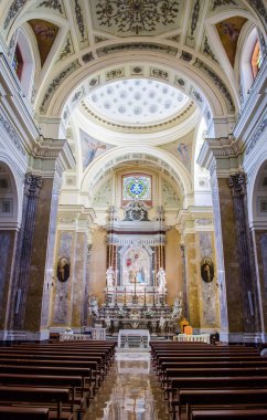 SALERNO, İtalya - 30 Haziran 2014: Salerno, İtalya 'da bir katedralin içi (duomo)