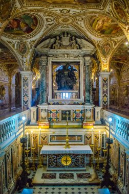 SALERNO, İtalya - 30 Haziran 2014: Salerno, İtalya 'da bir katedralin içi (duomo)