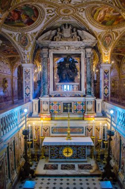 SALERNO, İtalya - 30 Haziran 2014: Salerno, İtalya 'da bir katedralin içi (duomo)