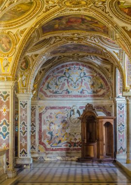 SALERNO, İtalya - 30 Haziran 2014: Salerno, İtalya 'da bir katedralin içi (duomo)