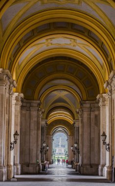 CASERTA, ITALY - 1 Haziran 2014 tarihinde Caserta 'daki Palazzo Reale' nin iç mekanı. 18. yüzyılda Avrupa 'da inşa edilen en büyük saraydı..