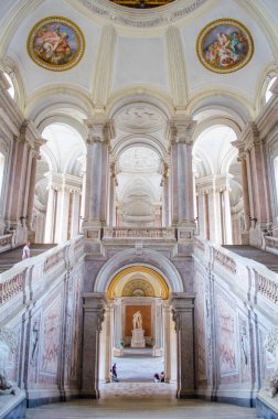 CASERTA, ITALY - 1 Haziran 2014 tarihinde Caserta 'daki Palazzo Reale' nin iç mekanı. 18. yüzyılda Avrupa 'da inşa edilen en büyük saraydı..