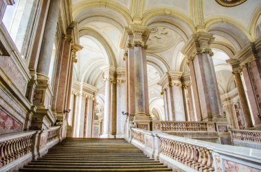 CASERTA, ITALY - 1 Haziran 2014 tarihinde Caserta 'daki Palazzo Reale' nin iç mekanı. 18. yüzyılda Avrupa 'da inşa edilen en büyük saraydı..
