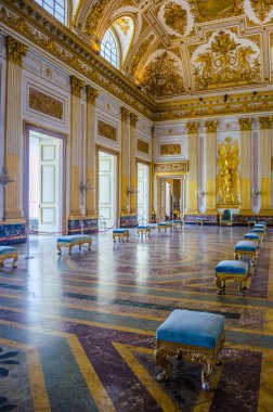 CASERTA, ITALY - 1 Haziran 2014 tarihinde Caserta 'daki Palazzo Reale' nin iç mekanı. 18. yüzyılda Avrupa 'da inşa edilen en büyük saraydı..
