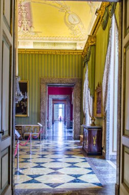 CASERTA, ITALY - 1 Haziran 2014 tarihinde Caserta 'daki Palazzo Reale' nin iç mekanı. 18. yüzyılda Avrupa 'da inşa edilen en büyük saraydı..