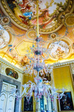 CASERTA, İtalya - 1 Haziran 2014 'te Caserta' daki Palazzo Reale 'nin dekorasyonunun görüntüsü. 18. yüzyılda Avrupa 'da inşa edilen en büyük saraydı..