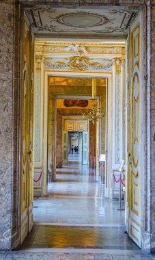 CASERTA, ITALY - 1 Haziran 2014 tarihinde Caserta 'daki Palazzo Reale' nin iç mekanı. 18. yüzyılda Avrupa 'da inşa edilen en büyük saraydı..