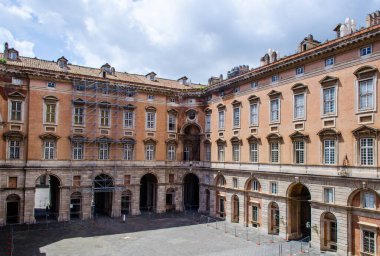 CASERTA, ITALY - 1 Haziran 2014 tarihinde Caserta 'daki Palazzo Reale' nin iç mekanı. 18. yüzyılda Avrupa 'da inşa edilen en büyük saraydı..