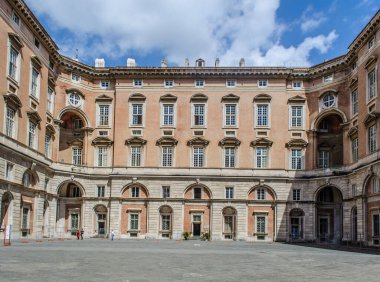 CASERTA, ITALY - 1 Haziran 2014 tarihinde Caserta 'daki Palazzo Reale' nin iç mekanı. 18. yüzyılda Avrupa 'da inşa edilen en büyük saraydı..