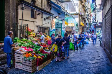 NAPLES, ITALY, HAZİRAN 24, 2014: İnsanlar İtalya Napoli 'deki tarihi eski şehrin dar sokaklarından geçiyor.