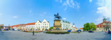 PODEBRAdy, CZECH REPUBLIC, HAZİRAN 28 Nisan 2015: İnsanlar Çekoslovakya Kralı Jiri z podebrad 'ın heykeli tarafından domine edilen Czech şehrinin ana meydanında geziniyorlar.