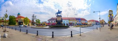 PODEBRAdy, CZECH REPUBLIC, HAZİRAN 28 Nisan 2015: İnsanlar Çekoslovakya Kralı Jiri z podebrad 'ın heykeli tarafından domine edilen Czech şehrinin ana meydanında geziniyorlar.