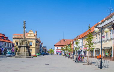 PODEBRAdy, CZECH REPUBLIC, HAZİRAN 28 Nisan 2015: İnsanlar Çekoslovakya Kralı Jiri z podebrad 'ın heykeli tarafından domine edilen Czech şehrinin ana meydanında geziniyorlar.