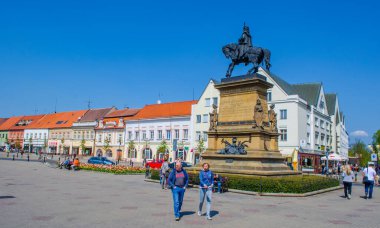PODEBRAdy, CZECH REPUBLIC, HAZİRAN 28 Nisan 2015: İnsanlar Çekoslovakya Kralı Jiri z podebrad 'ın heykeli tarafından domine edilen Czech şehrinin ana meydanında geziniyorlar.