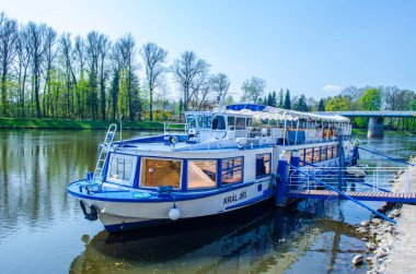 PODEBRADY, CZECH Cumhuriyet, 28 NİSAN 2015: Turizm gemisi, podebrady adlı spa kasabasında yolcularını bekliyor.