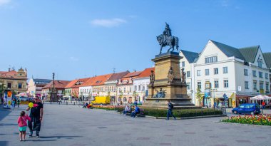 PODEBRAdy, CZECH REPUBLIC, HAZİRAN 28 Nisan 2015: İnsanlar Çekoslovakya Kralı Jiri z podebrad 'ın heykeli tarafından domine edilen Czech şehrinin ana meydanında geziniyorlar.