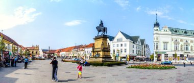 PODEBRAdy, CZECH REPUBLIC, HAZİRAN 28 Nisan 2015: İnsanlar Çekoslovakya Kralı Jiri z podebrad 'ın heykeli tarafından domine edilen Czech şehrinin ana meydanında geziniyorlar.
