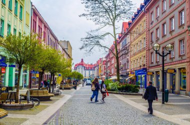 HRADEC KRALOVE, CZECH REUBLIC, 30 Nisan 2015: İnsanlar Czech şehrinin merkezi Hradec kralove 'daki dar yaya bulvarında geziniyorlar