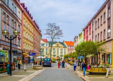 HRADEC KRALOVE, CZECH REUBLIC, 30 Nisan 2015: İnsanlar Czech şehrinin merkezi Hradec kralove 'daki dar yaya bulvarında geziniyorlar